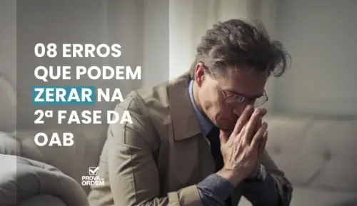 Homem sentado pensativo, com as mãos juntas em sinal de oração, refletindo sobre os 08 erros que podem zerar na 2ª fase da OAB