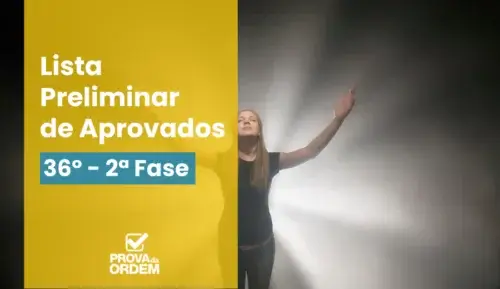 Mulher com as mãos pra cima, com uma luz vindo de fundo, enquanto ela de olhos fechado está com a cabeça virada pra cima