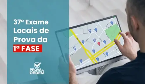 Homem segurando um tablet com um mapa aberto na tela