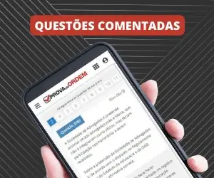 Mão segurando um celular com a plataforma de questões comentadas da OAB aberta